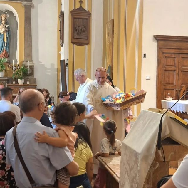In occasione della Festa dei Nonni che si celebra oggi, da qualche anno invitiamo le famiglie della nostra scuola alla Messa degli Angeli Custodi. Quest'anno si è svolta ieri con la celebrazione di Don Giacomo e Don Tonino partecipando con i nostri canti.
#festadeinonni